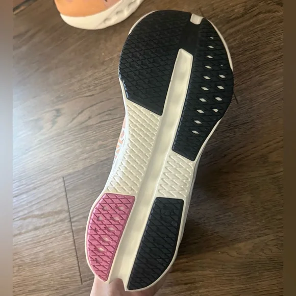 LIKE NEW Women’s On Cloud Cloudsurfer Next - Picture 7 of 10